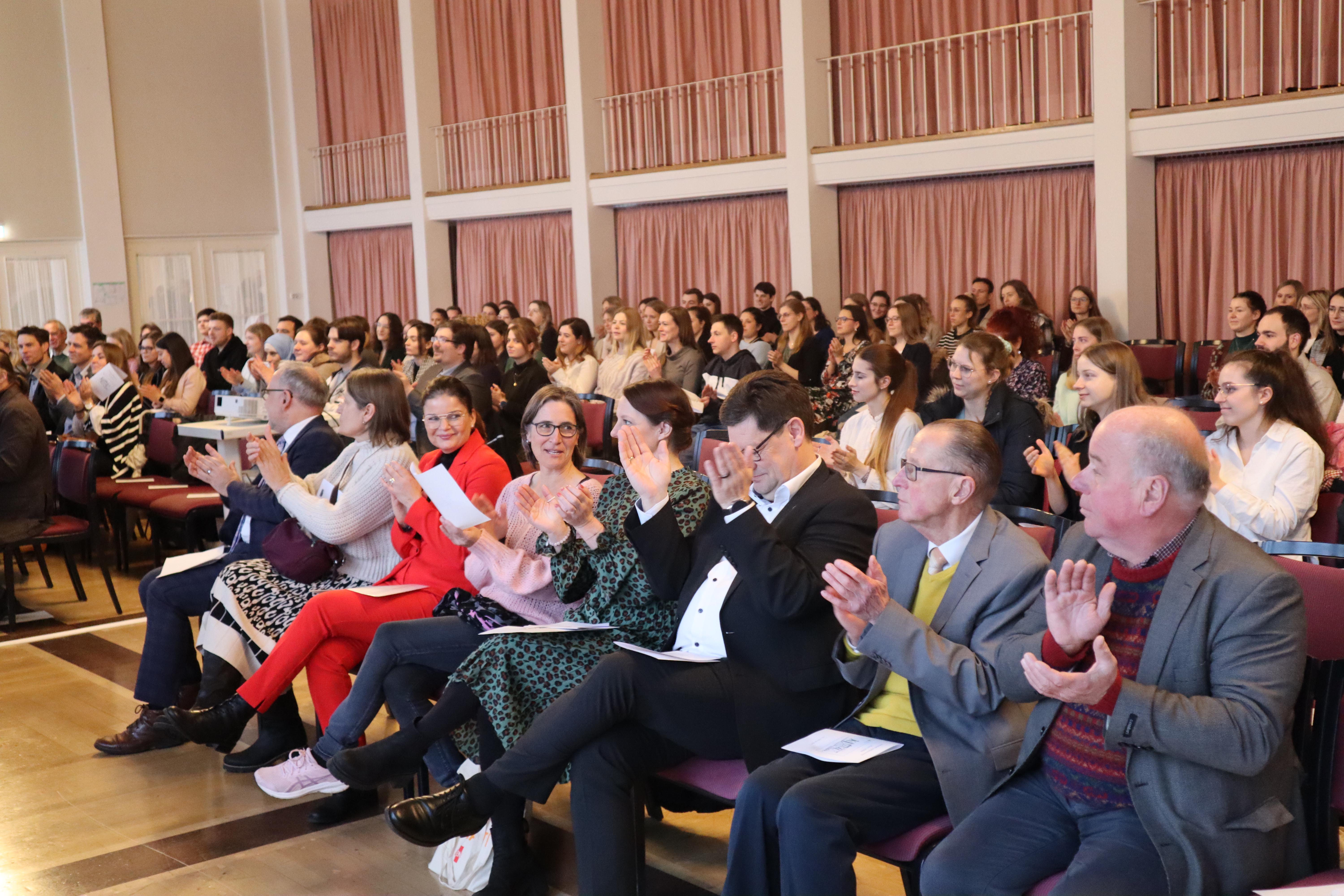 Gäste und Teilnehmer der Kurseröffnung 2024 im großen Kursaal des Kurhauses Freudenstadt